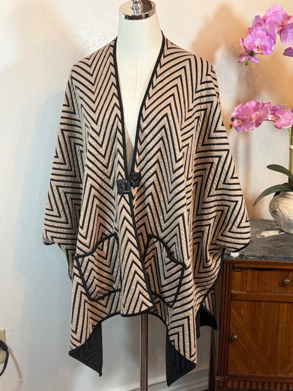 IC Collection by Connie K Graphic Chevron Buckle Poncho Wrap Cape Small